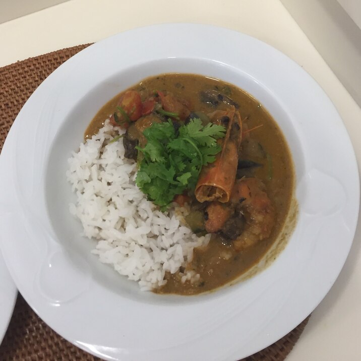 エビの頭を入れて煮込むタイグリーンカレー